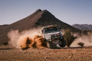Dakaro testus atliko ir lietuvių sunkvežimis: trijulė išbandė testinį greičio ruožą, nusiteikimas - pozityvus